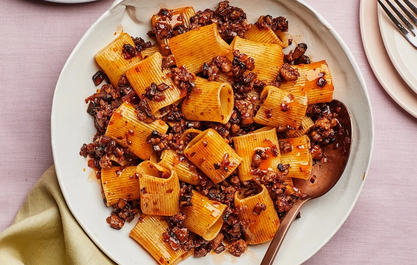 Ζυμαρικά με λουκάνικο, μανιτάρια και βαλσάμικο