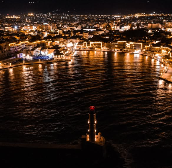 Τα Χανιά το βράδυ από ψηλά (φωτο) Τα Χανιά το βράδυ από ψηλά (φωτο)