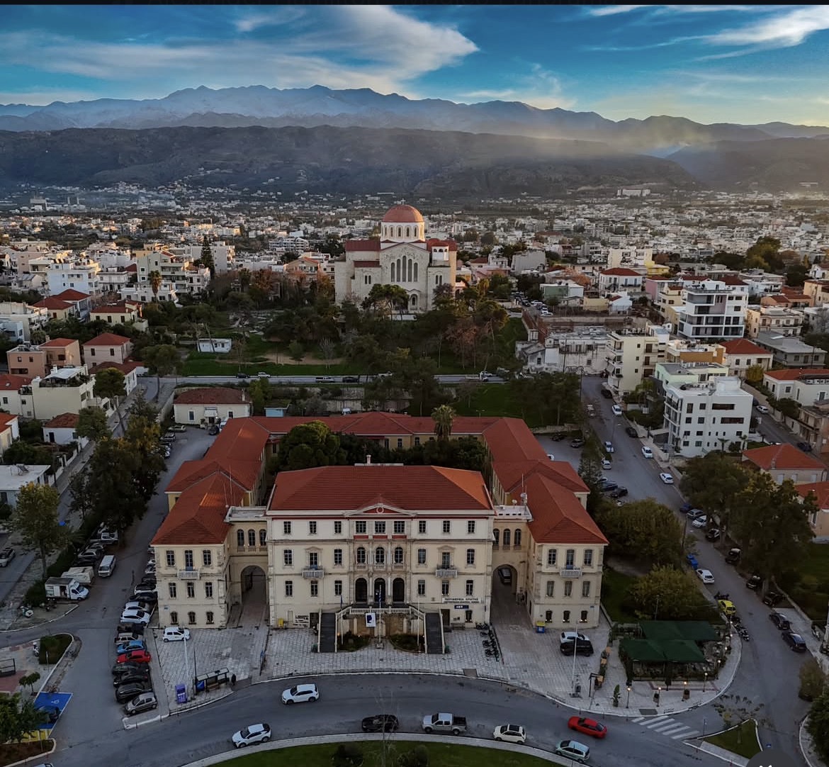 Με φόντο τα λευκά Όρη (φωτο)