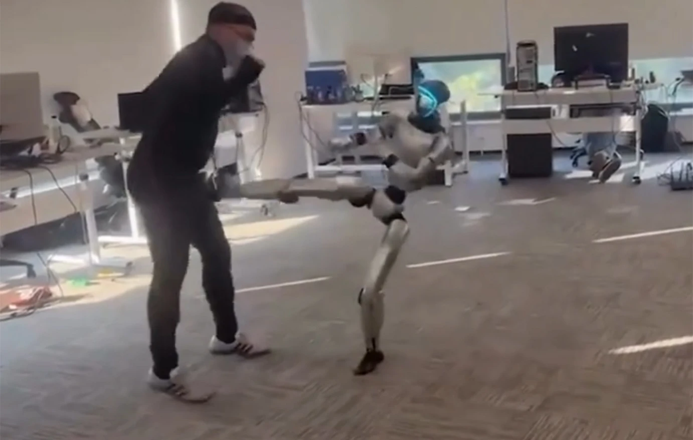Ρομπότ χτυπά άνδρα μιμούμενο τις κινήσεις που ο ίδιος του «υπαγόρευσε»