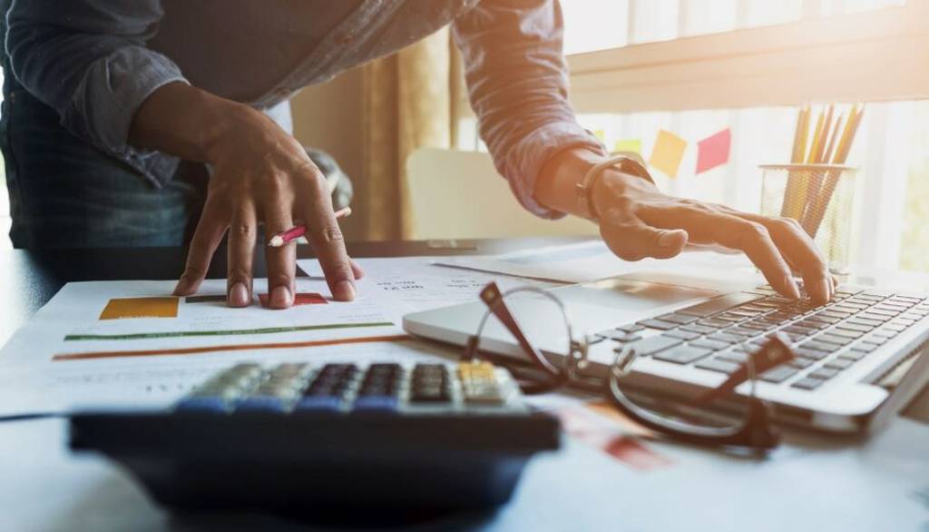 Κόφτης στις δαπάνες επαγγελματιών με το νέο Ε3 – Τι αλλάζει