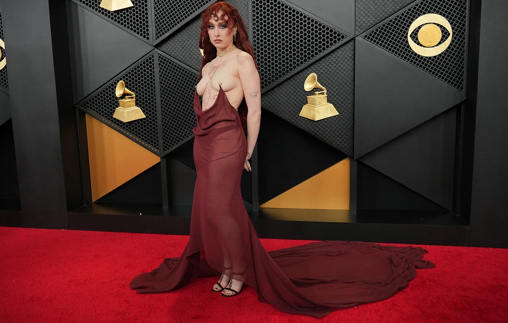 Η Τσάπελ Ρόουν απαντά στους επικριτές της για την τολμηρή εμφάνιση στα Grammy