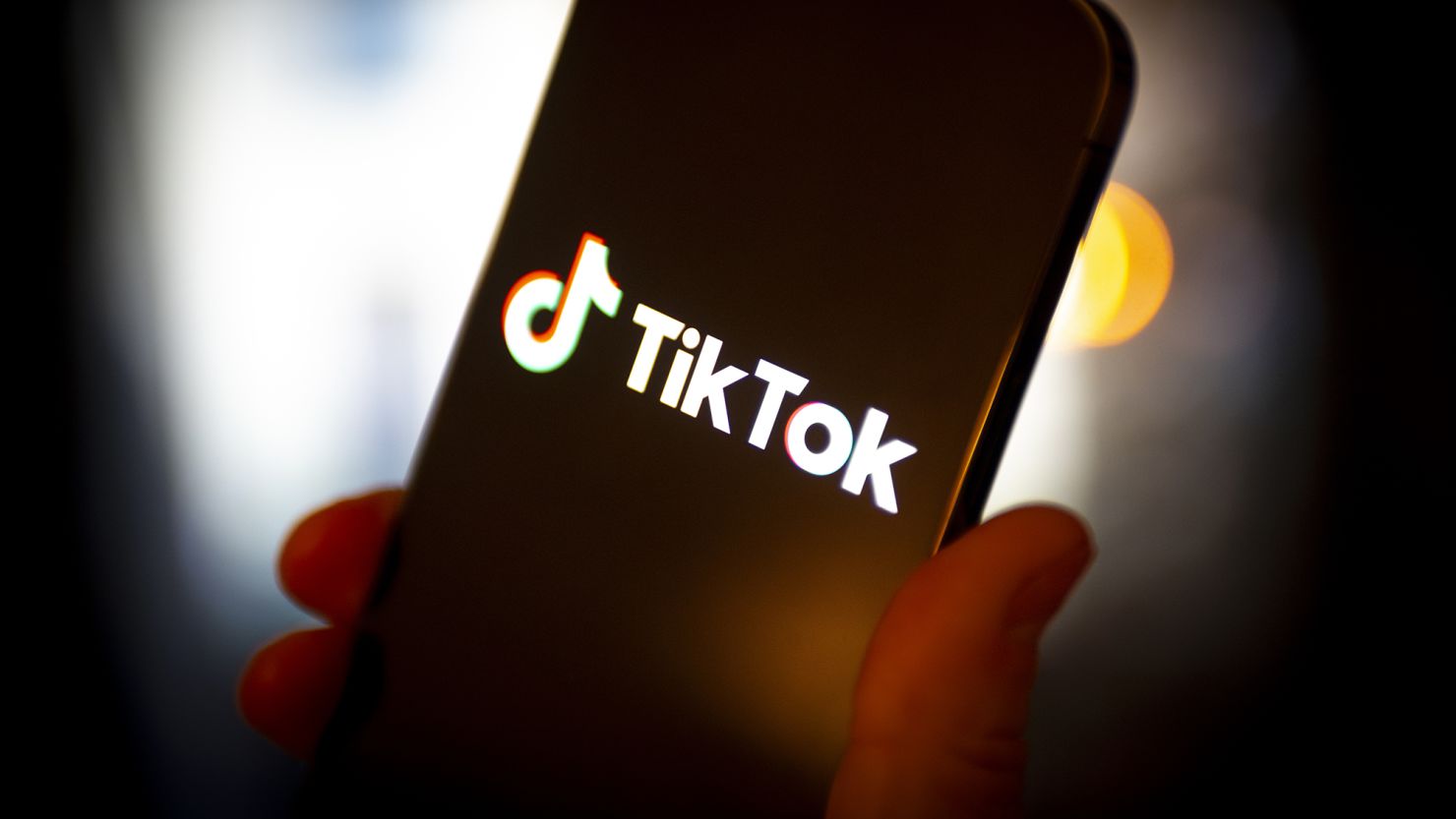 “Φρένο” από την Κομισιόν στο TikTok: Έρευνα για τον εθιστικό αλγόριθμο και την προστασία των ανηλίκων