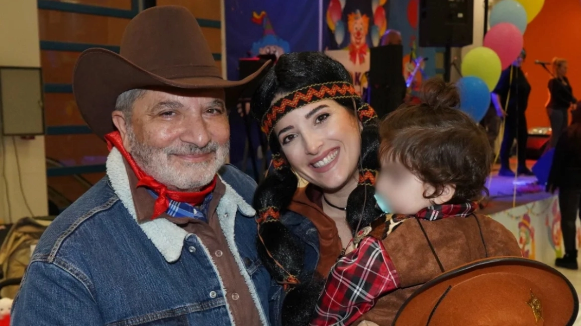 Ο Γιώργος Πατούλης ως καουμπόης και η Νάνσυ Κοιλού ως Ινδιάνα σε αποκριάτικη γιορτή