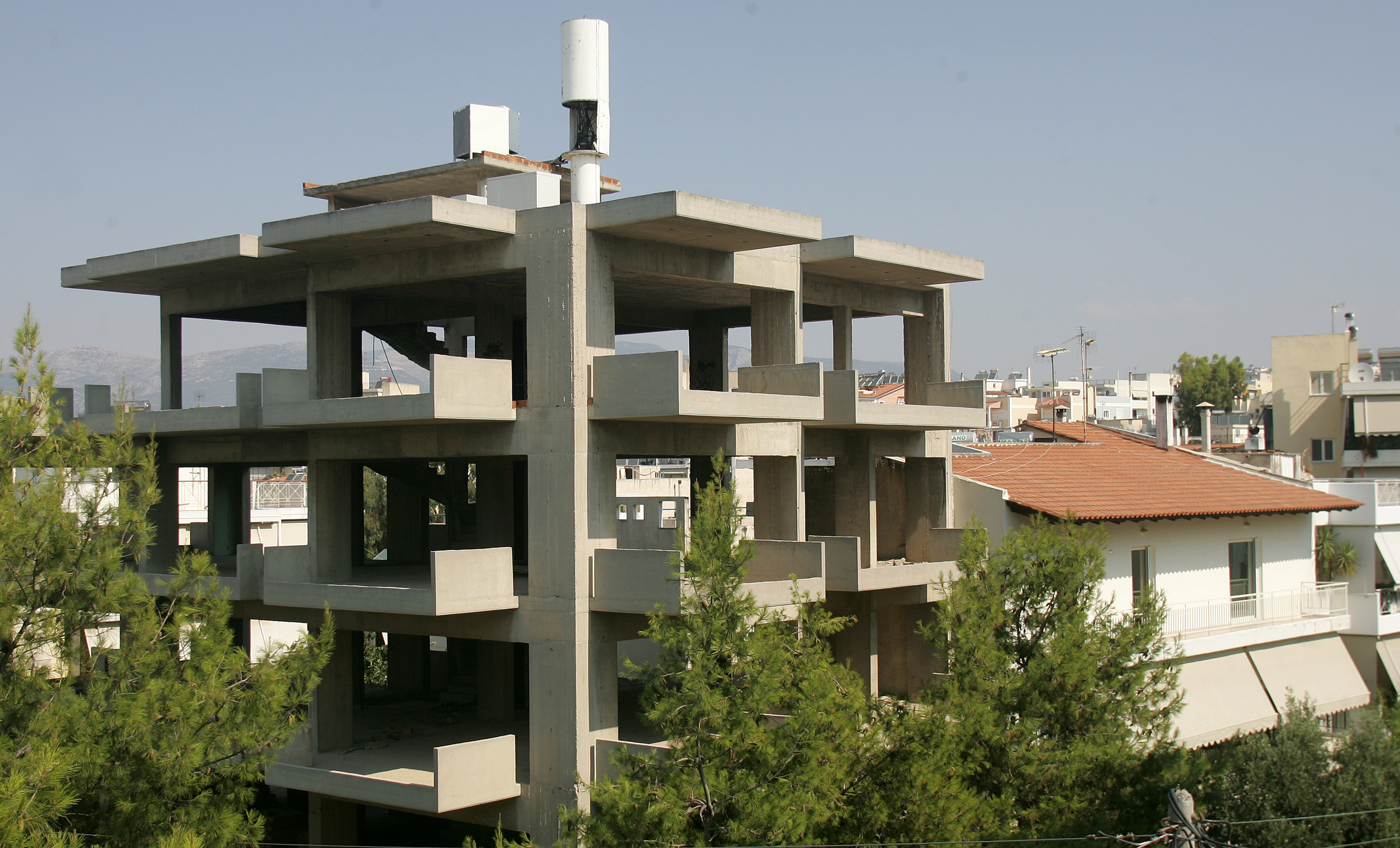 Το ΣτΕ παγώνει νέα τακτοποίηση-σκούπα για τα μεγάλα αυθαίρετα