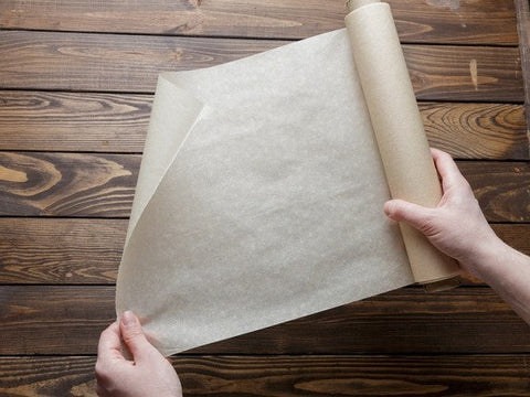 Το κόλπο με τη λαδόκολλα: Γιατί πρέπει να τη βρέχουμε πριν τη βάλουμε στο ταψί