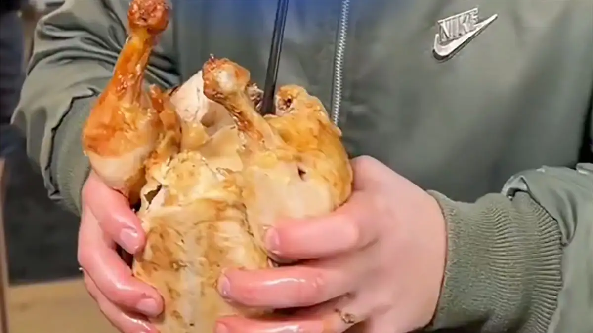 Baristas όλου του κόσμου ενωθείτε: Ήρθε ο Kuraccino, Capuccino σερβιρισμένος σε κοτόπουλο σούβλας (βίντεο)