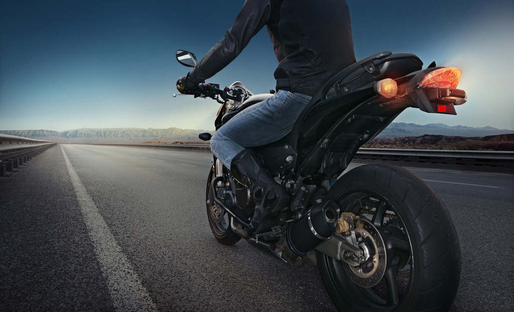 Απίστευτο βίντεο: Νήπιο άνοιξε πόρτα ΙΧ και προκάλεσε ατύχημα με μοτοσικλετιστές