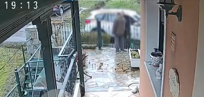 Ρομά αγκαλιάζει ηλικιωμένο και κλέβει αλυσίδα από τον λαιμό του -Βίντεο ντοκουμέντο