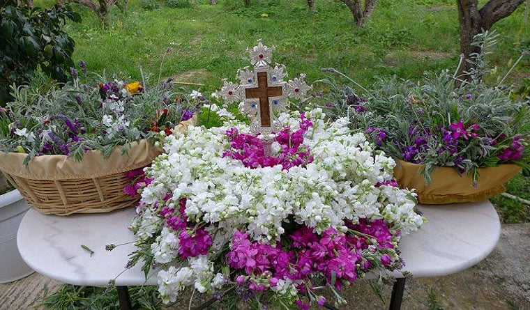 Κυριακής της Σταυροπροσκύνησης: Ορθόδοξα έθιμα – Οι ροδαρές, τα ματσέτα και οι φούντες