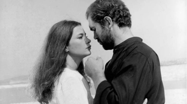 Κωνσταντίνος Καζάκος: “O πατέρας μου έφαγε πόλεμο, όταν αποφάσισε να παντρευτεί ξανά μετά τον θάνατο της μητέρας μου”