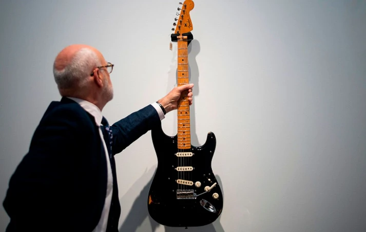 Η θρυλική Black Strat του Ντέιβιντ Γκίλμορ πωλήθηκε για 14,55 εκατ. δολάρια