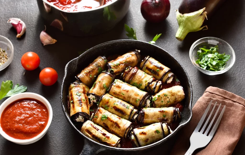Τι θα φάμε σήμερα; Ρολάκια μελιτζάνας γεμιστά με μοτσαρέλα και προσούτο