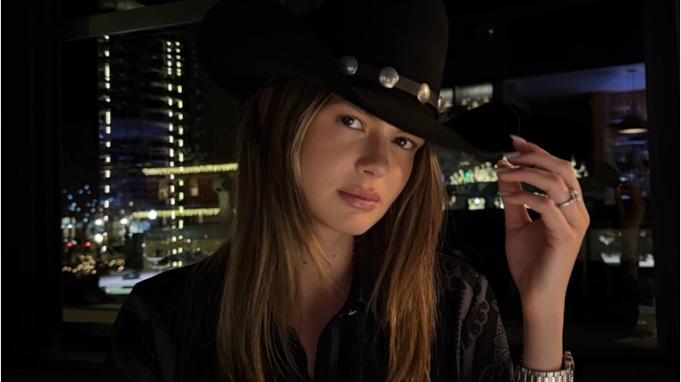 Κωστοπούλου: Της επιτρέπεται να ταξιδέψει εκτός ΗΠΑ μετά από 5,5 μήνες