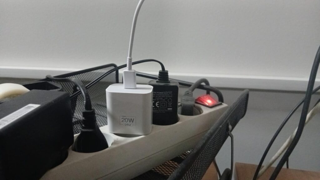 Φορτιστής: Πόσο μας κοστίζει αν μένει στην πρίζα – Γιατί δεν πρέπει να τον αφήνουμε |