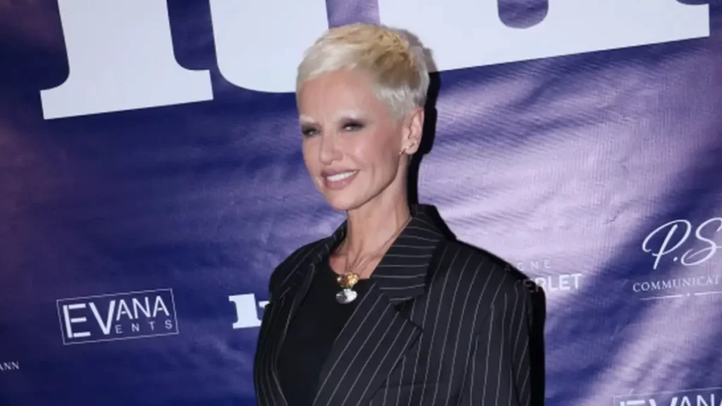 Αντριάνα Σκλεναρίκοβα: Αγνώριστη με κοντό μαλλί και άσπρα φρύδια