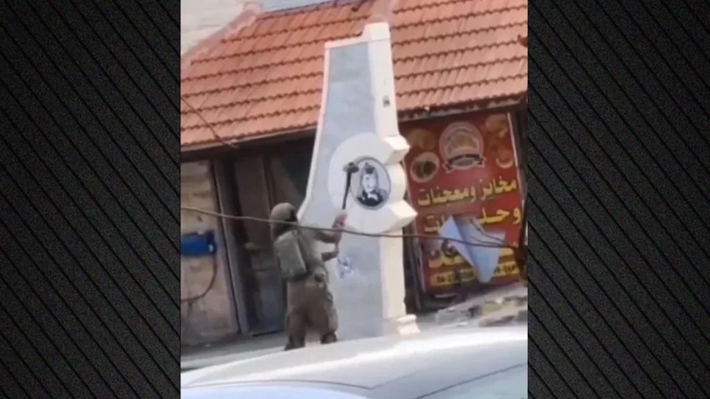 Ισραηλινός στρατιώτης βανδαλίζει με βαριοπούλα μνημείο