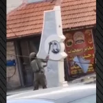 Ισραηλινός στρατιώτης βανδαλίζει με βαριοπούλα μνημείο