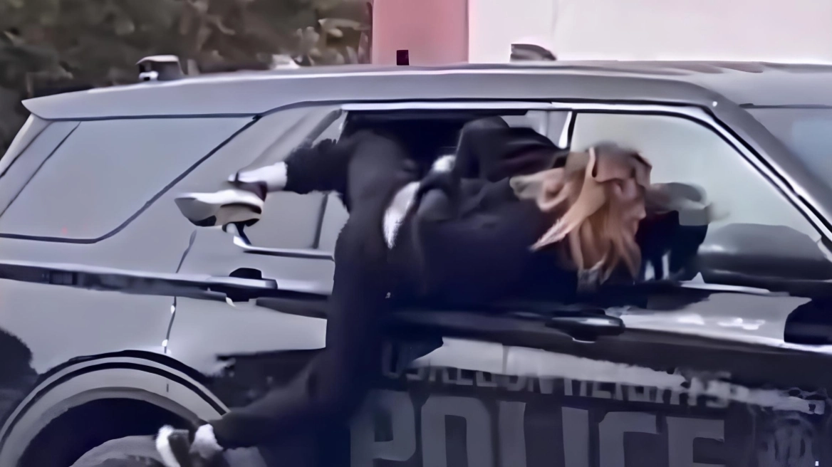 Χολιγουντιανή απόδραση! Γυναίκα το έσκασε από μισάνοιχτο παράθυρο περιπολικού!