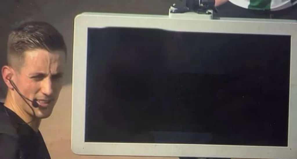 Τρομερές σκηνές στη Γερμανία: Οπαδοί «μπούκαραν» στο γήπεδο για να αποσυνδέσουν το VAR