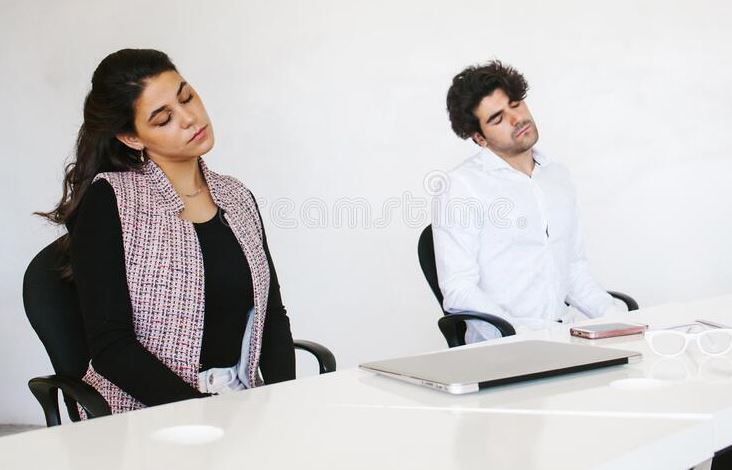 Γραφείο: Στάσεις για σωματική ανάταση χωρίς να σηκωθείτε από την καρέκλα