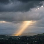 O ήλιος ξεπροβάλλει από τα σύννεφα (φωτο)