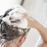 Μία απλή εξήγηση για το ότι πρέπει να λούζετε τα μαλλιάς σας το βράδυ