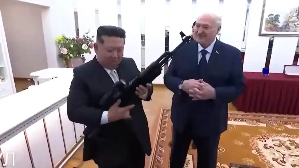 Απίστευτο: Ο Λουκασένκο έκανε δώρο στον Κιμ Γιονγκ Ουν ένα όπλο