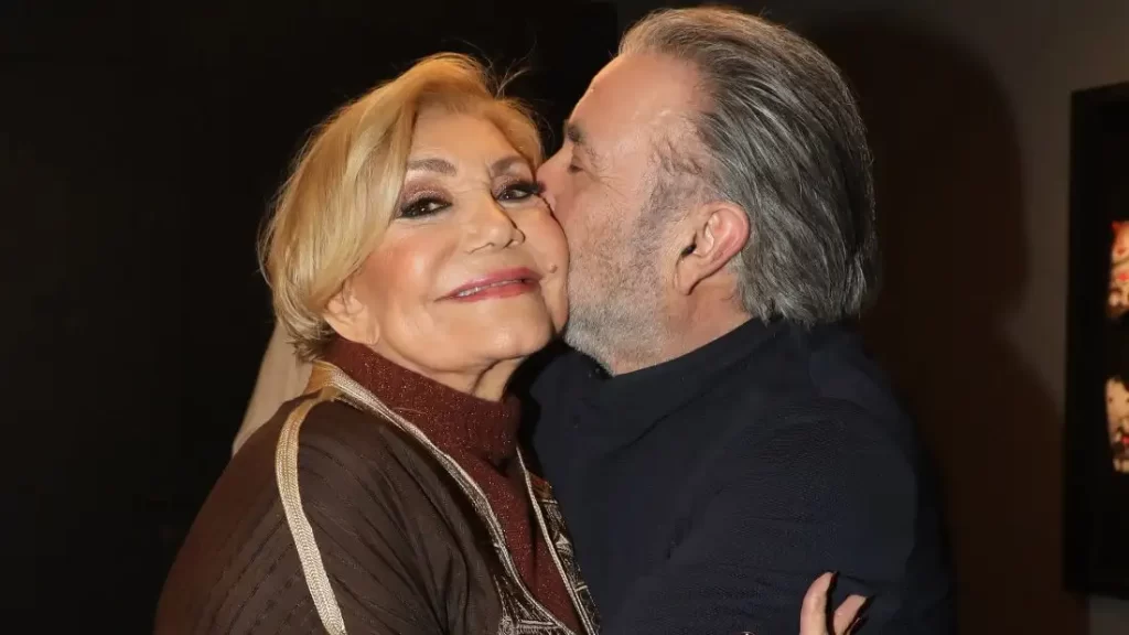 Ο Λάκης Λαζόπουλος αποχαιρετά τη Μαρινέλλα του