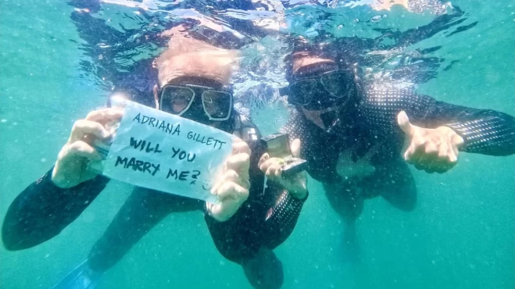 Ο Τζέιμς Χέτφιλντ των Metallica έκανε πρόταση γάμου στη σύντροφό του ενώ κολυμπούσαν δίπλα σε καρχαρίες