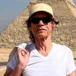 Ο Μικ Τζάγκερ ποζάρει με φόντο τις Πυραμίδες