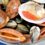 Μύδια, στρείδια κι άλλα όστρακα: Πώς τα καθαρίζουμε και τα μαγειρεύουμε σωστά στο σπίτι