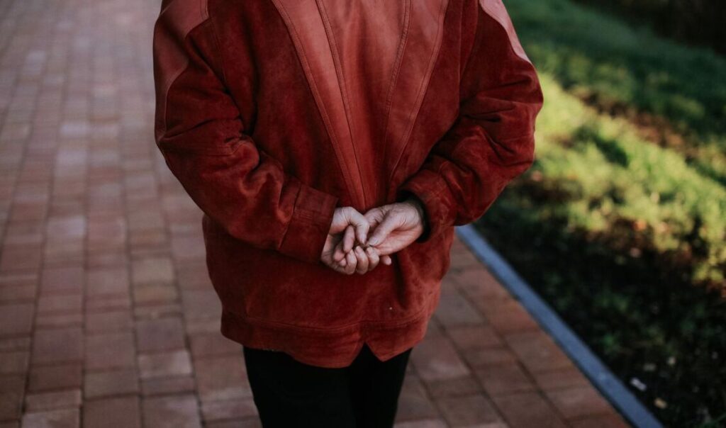 Περπατάτε με τα χέρια πίσω από την πλάτη; Δείτε πώς το μεταφράζει η Ψυχολογία Περπατάτε με τα χέρια πίσω από την πλάτη; Δείτε πώς το μεταφράζει η Ψυχολογία