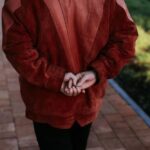 Περπατάτε με τα χέρια πίσω από την πλάτη; Δείτε πώς το μεταφράζει η Ψυχολογία