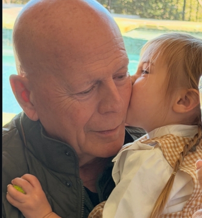 Η Ντέμι Μουρ φωτογραφίζει τον Μπρους Γουίλις με την εγγονή του