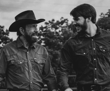 Ραγίζει καρδιές ο γιος του Τσακ Νόρις: «Είμαι τόσο περήφανος που είμαι παιδί σου»