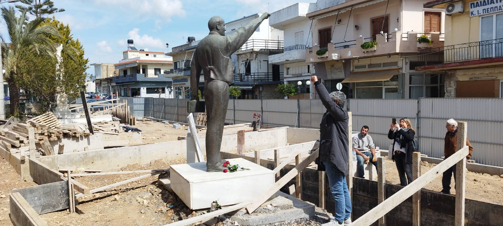 Αρκαλοχώρι: Τρία κόκκινα γαρύφαλλα γι’ αυτούς που νίκησαν τον θάνατο (εικόνες)