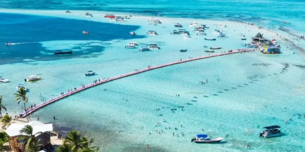 Θάλασσα των επτά χρωμάτων στο Σαν Αντρές: Ένα μοναδικό φυσικό φαινόμενο της Καραϊβικής (βίντεο)