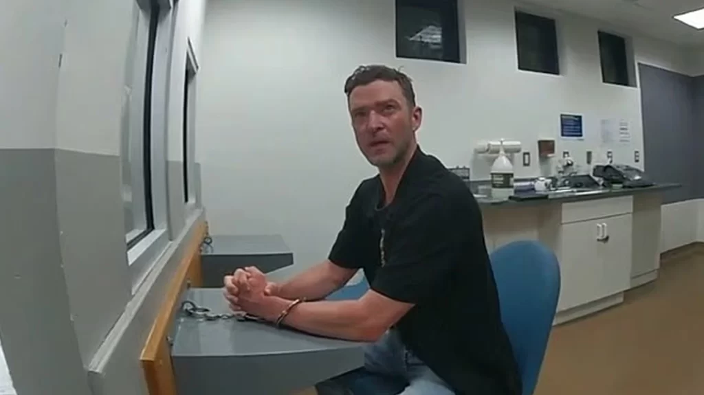 Τζάστιν Τίμπερλεϊκ με χειροπέδες: «Με αντιμετωπίζετε σαν εγκληματία» Τζάστιν Τίμπερλεϊκ με χειροπέδες: «Με αντιμετωπίζετε σαν εγκληματία»