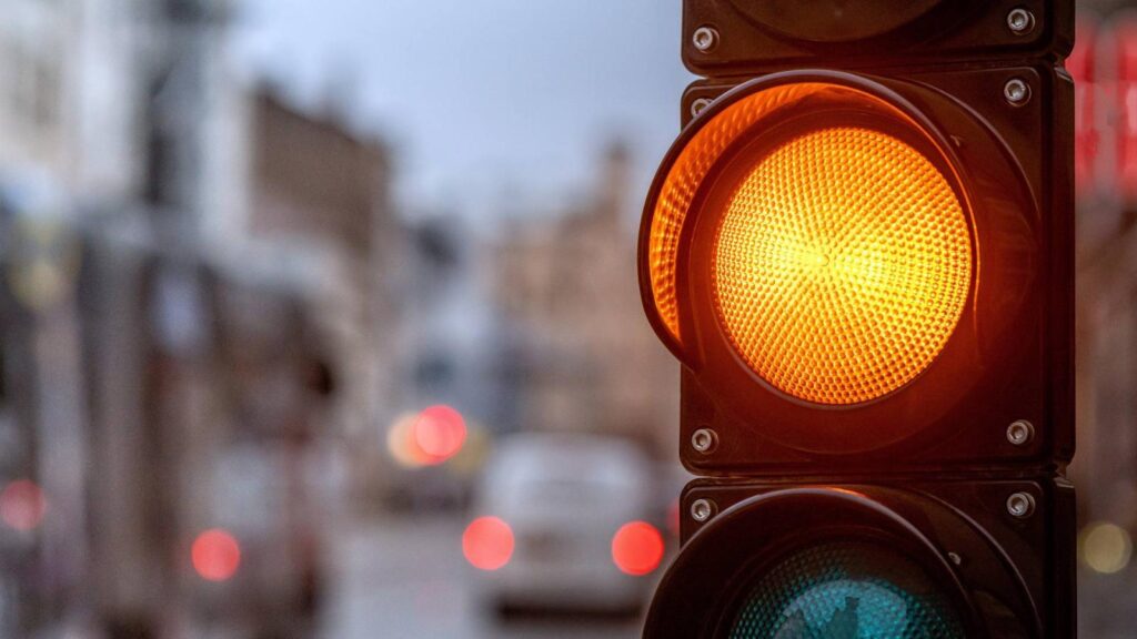 Φανάρια: Αν περάσω με πορτοκαλί θα με “γράψουν” οι κάμερες;