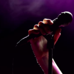 Καθαρίστρια καταγγέλλει για εξαπάτηση γιο πασίγνωστης τραγουδίστριας