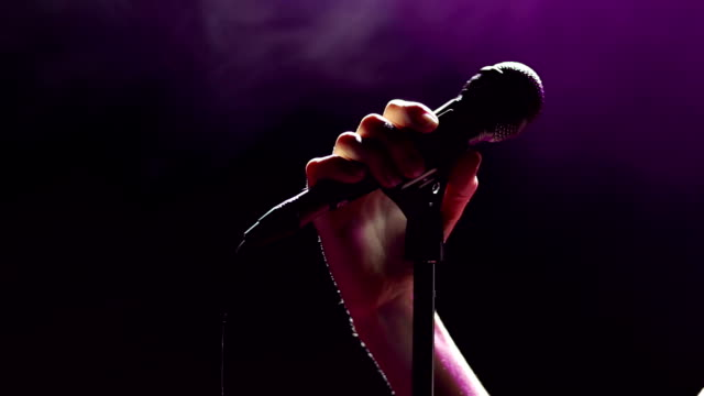 Καθαρίστρια καταγγέλλει για εξαπάτηση γιο πασίγνωστης τραγουδίστριας