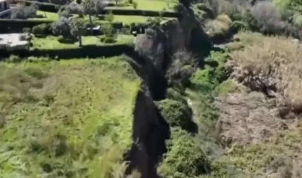 Απίστευτο: Τεράστια κατολίσθηση “έκοψε στα δύο” την Ιταλία