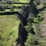 Απίστευτο: Τεράστια κατολίσθηση “έκοψε στα δύο” την Ιταλία