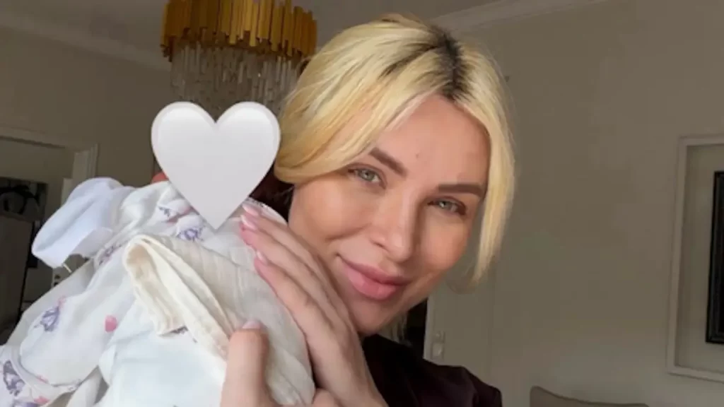 Καινούργιου: Ποζάρει αμακιγιάριστη με την κόρη της και απαντάει στις κριτικές