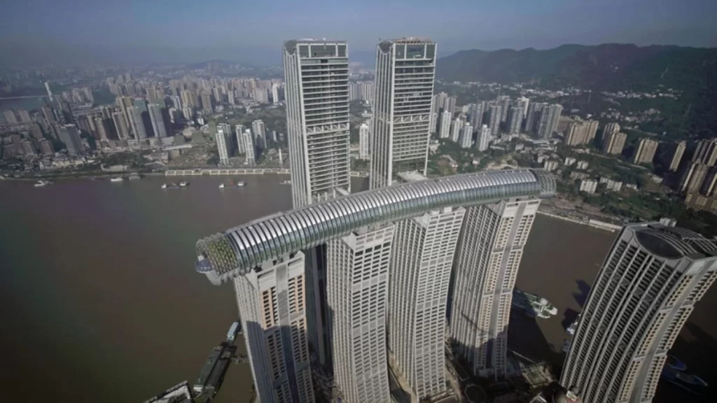 Ο «ξαπλωμένος» ουρανοξύστης της Κίνας! – Δείτε βίντεο