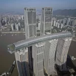 Ο «ξαπλωμένος» ουρανοξύστης της Κίνας! – Δείτε βίντεο