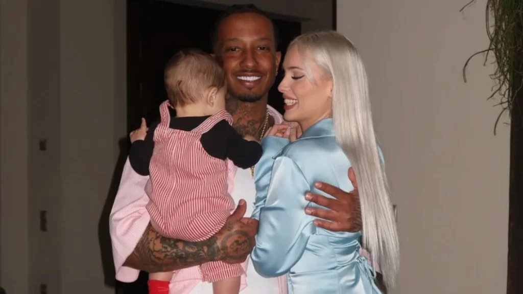 Ο Light φωτογραφίζεται με τη σύζυγό του και τον γιο τους