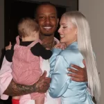 Ο Light φωτογραφίζεται με τη σύζυγό του και τον γιο τους