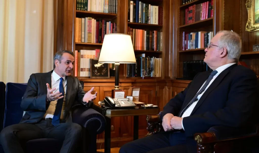 Συνάντηση του πρωθυπουργού Κυριάκου Μητσοτάκη με τον ΠτΔ Κωνσταντίνο Τασούλα